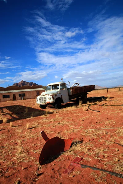 Camião velho abandonado no deserto — Fotografia de Stock