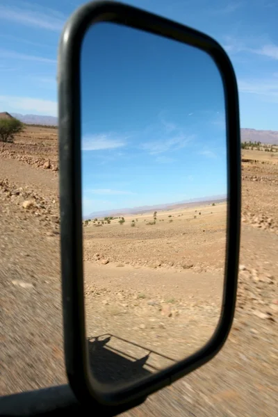 Дзеркало в пустелі — стокове фото