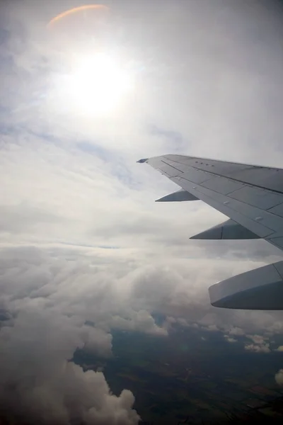 Небо и самолет в небе — стоковое фото