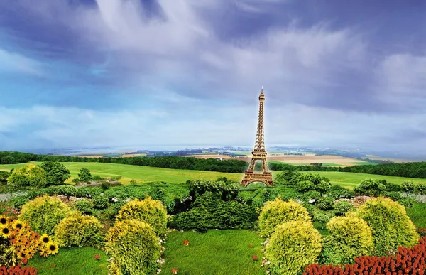 Ейфелева вежа в сільській місцевості — стокове фото