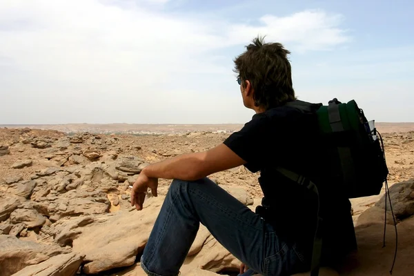 Man looking at the desert in Egypt — Stock Photo, Image