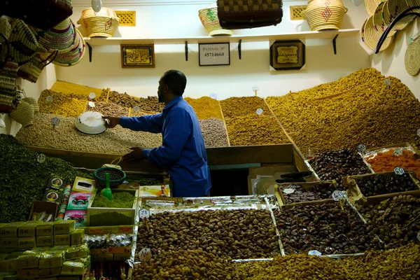 Продовольственные лавки в Джемаа-эль-Фна, Марракеш, Марокко — стоковое фото