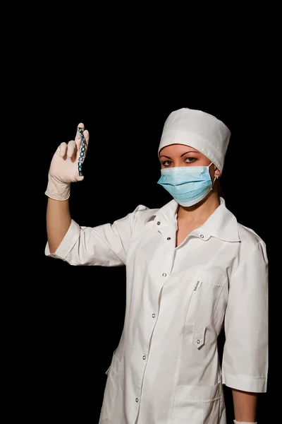 Unga ganska kirurg håller plattan för osteosyntes — Stockfoto