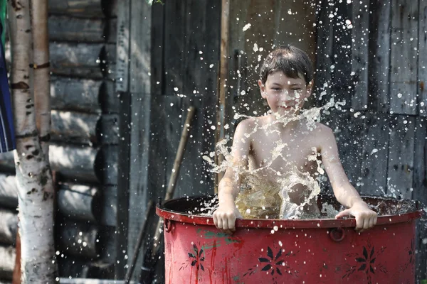 Мальчик играет в воде Стоковое Фото