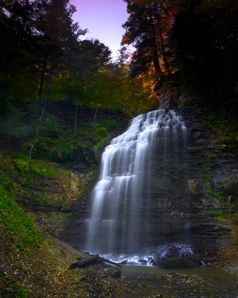Prachtige licht over majestueuze waterval — Stockfoto