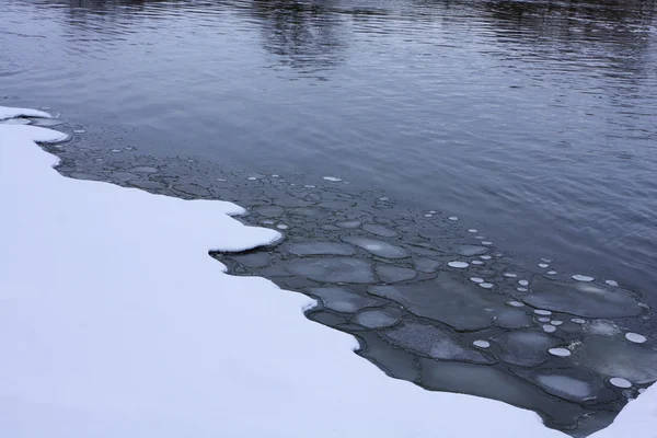 Winterszene Mit Dünnem Eis Und Neuschnee Ufer Eines Schnell Fließenden — Stockfoto