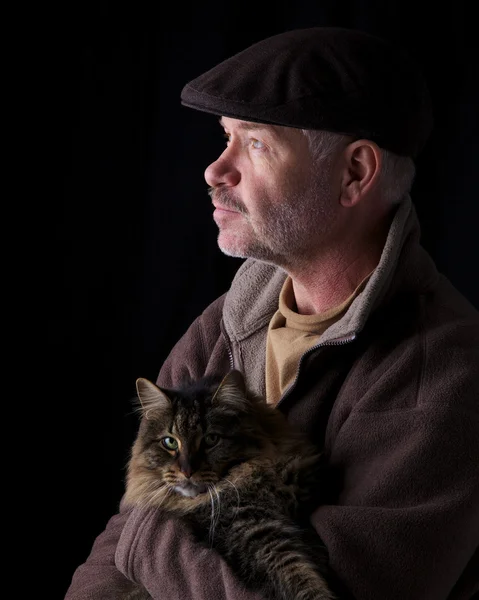 Человек, держащий кошку Стоковое Фото
