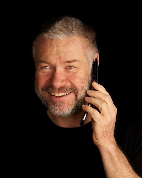 Homme Parlant Sur Téléphone Portable Souriant Sur Fond Noir — Photo