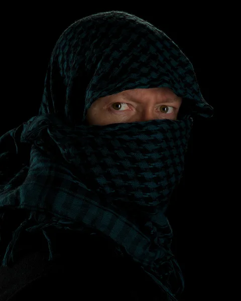 Mann Mit Islamischer Kopfbedeckung Vor Schwarzem Hintergrund lizenzfreie Stockfotos