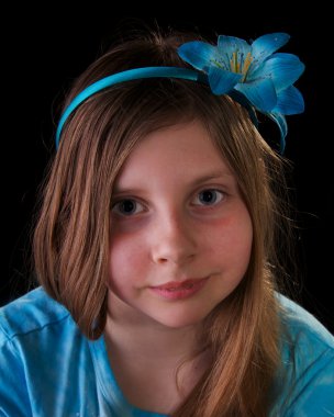 Saçında çiçek mavi üniformalı genç kız