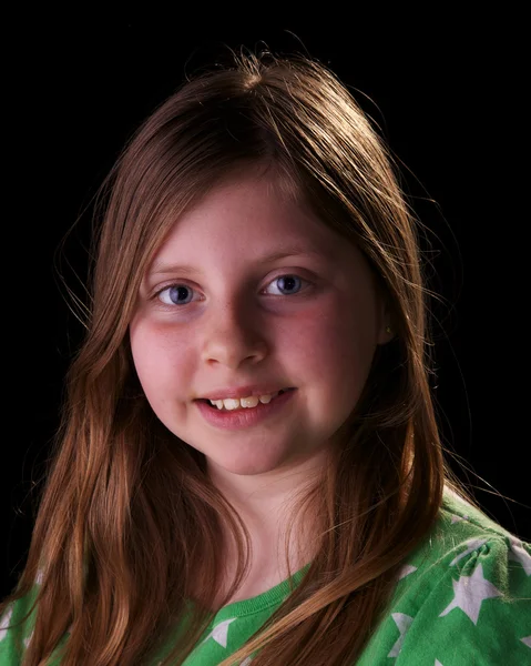 緑を着ている若い女の子の肖像画 — ストック写真