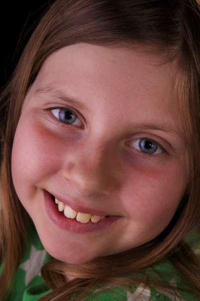 Zbliżenie niebieski oczach dziewczyna uśmiechając się — Zdjęcie stockowe