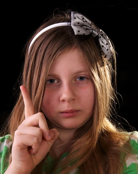 En ung jente som skjeller og vifter med fingeren – stockfoto