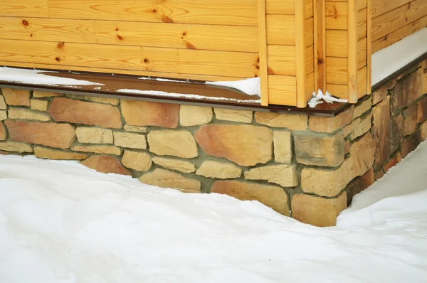 木製の壁の汚された木 コテージ シャレー コーナーの建設 地下外面 冬の写真 — ストック写真