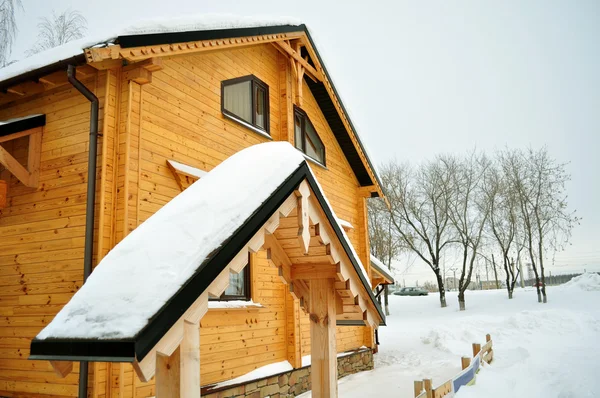 传统郊区的房子 舒适和温暖的冬天 住宅结构 建筑物外墙 非城市场景 Districtstained 木材和双面胶带 — 图库照片