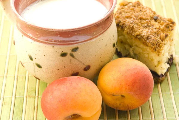 Aprikosentasse und Kuchen in Nahaufnahme — Stockfoto