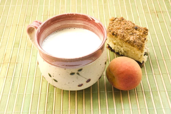 Kuchen Aprikose und Tasse Milch — Stockfoto