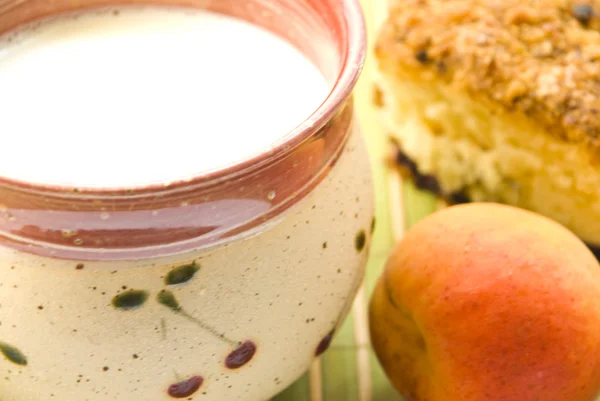 Tasse Milch Aprikose und Kuchen in Nahaufnahme — Stockfoto