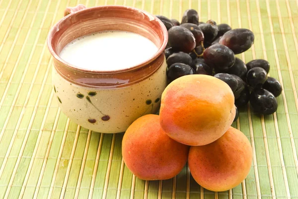 Чашка молочного винограда и абрикосы — стоковое фото