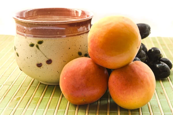 Три чашки абрикосов и виноград — стоковое фото