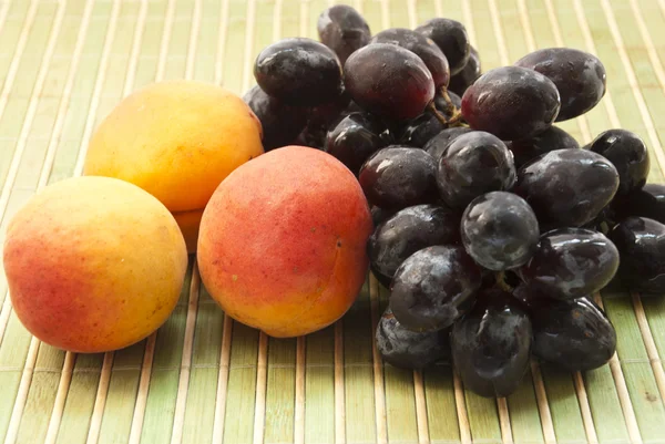 Виноград и абрикосы — стоковое фото