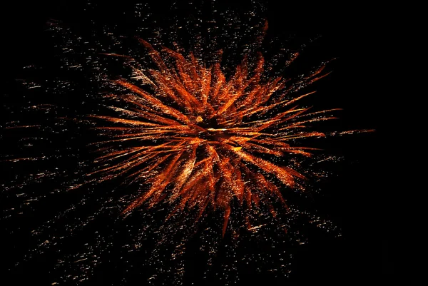 Fuochi d'artificio colorati nel cielo buio — Foto Stock