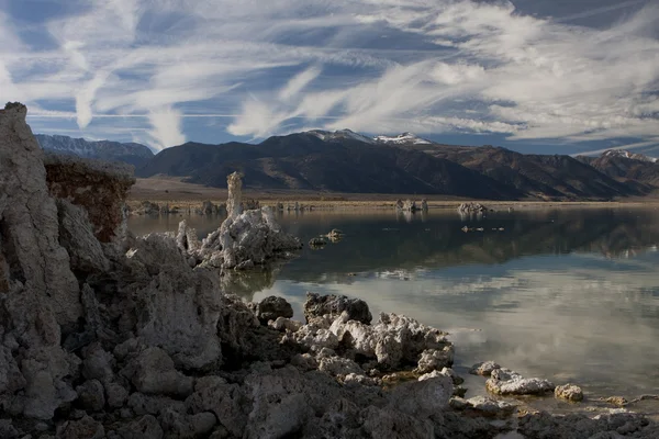 モノラル湖トゥファ塔 #1124 ロイヤリティフリーのストック画像