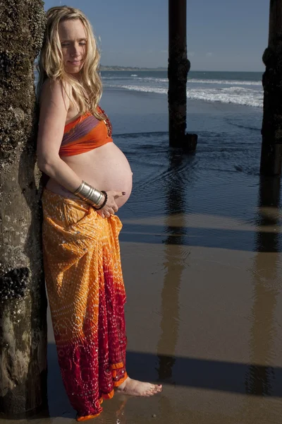ビーチでの妊娠中の女性 ストック写真
