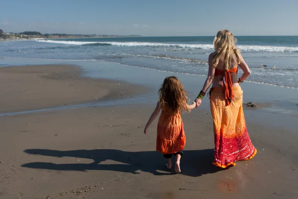 stock image Mother and young daughter - 6666