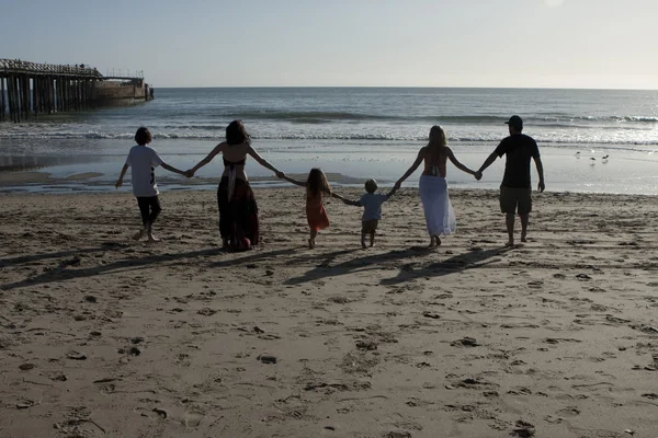 Família de 6 na praia Fotografias De Stock Royalty-Free