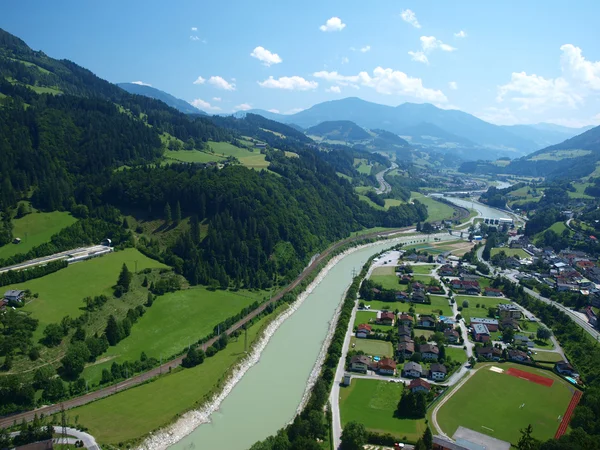 Visa från stå hög av ett medeltida slott i Österrike hohenwerfen — Stockfoto