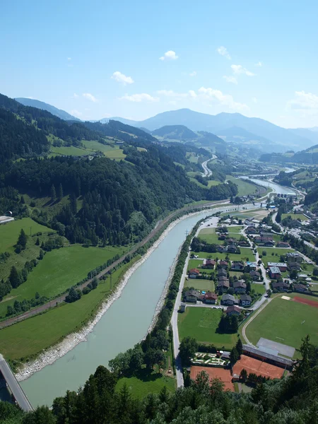 Vista desde la torre de un castillo medieval en Austria Hohenwerfen — Foto de Stock