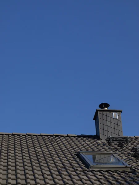 Grijze dak en schoorsteen — Stockfoto