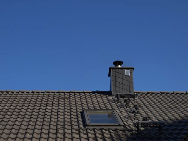 Szary dach i komin — Zdjęcie stockowe