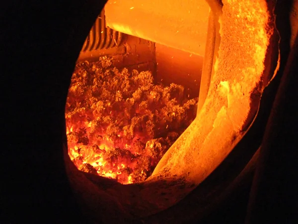 火在燃煤锅炉炉排可见通过打开的井 — 图库照片