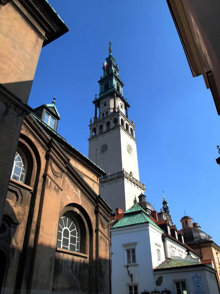 Wieża wśród innych budynków w klasztorze na Jasnej Górze — Zdjęcie stockowe