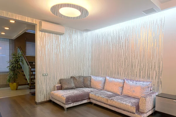 Wohnzimmer Mit Hochglanztapete Und Luxuscouch — Stockfoto