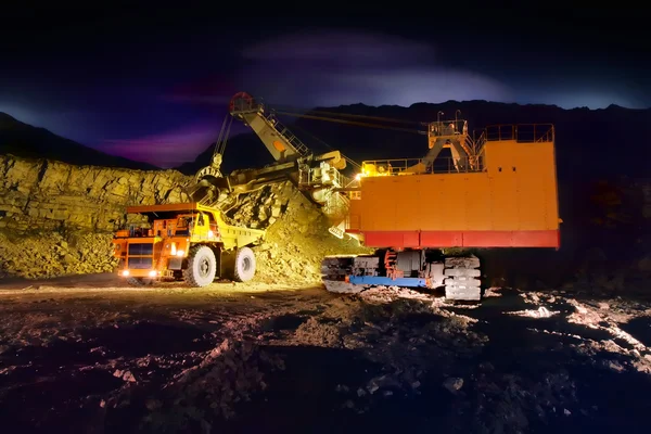 Una Imagen Gran Camión Minero Amarillo Lugar Trabajo Noche —  Fotos de Stock