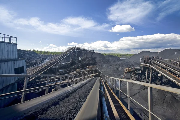 Сортировка угля — стоковое фото