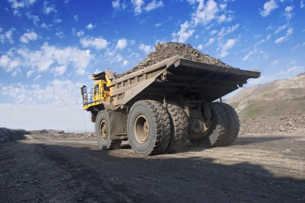 Duże żółte górnictwo truck — Zdjęcie stockowe