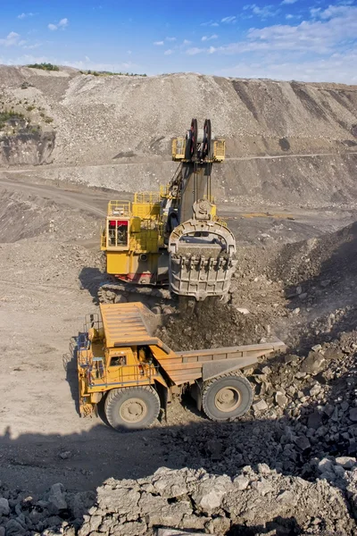 Büyük Sarı Maden Kamyon Şantiye Adlı Bir Resim — Stok fotoğraf