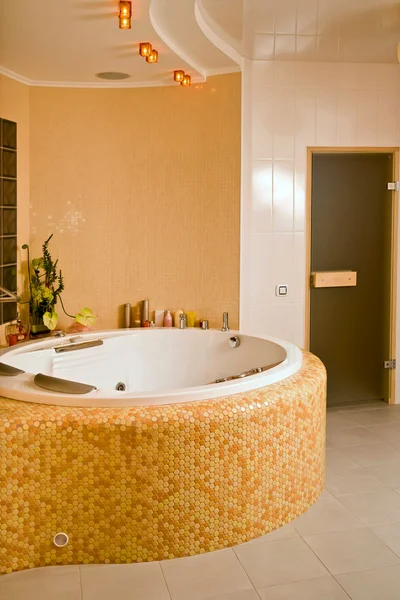 Banheiro Moderno Com Banheira Redonda Mosaicos — Fotografia de Stock