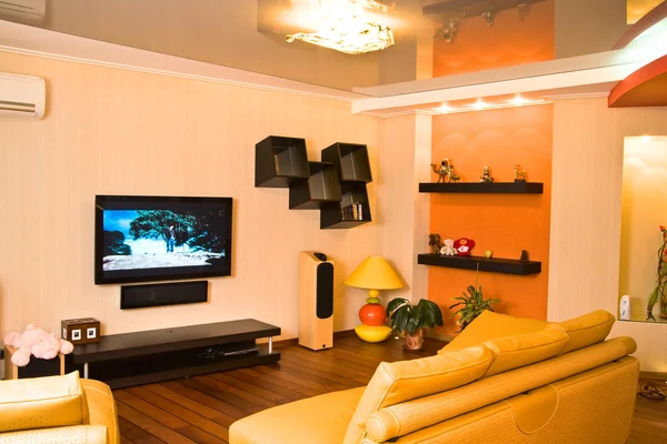 现代客厅橙色 与前景中的沙发 — 图库照片