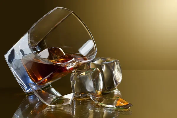 破碎的玻璃与冰块和威士忌 — 图库照片