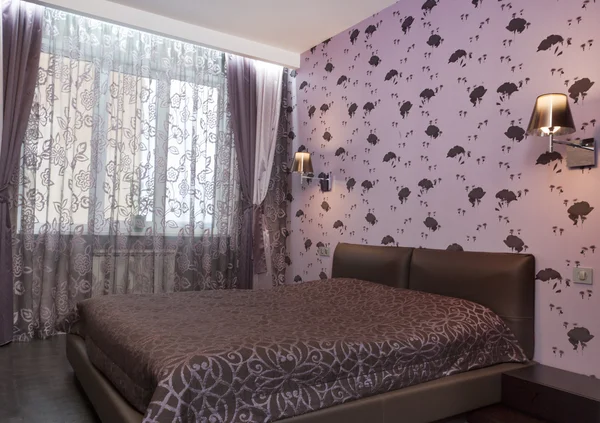 紫色色调的华丽卧室 — 图库照片