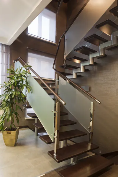 Modern Merdiven Koyu Ahşap Buz Cam — Stok fotoğraf