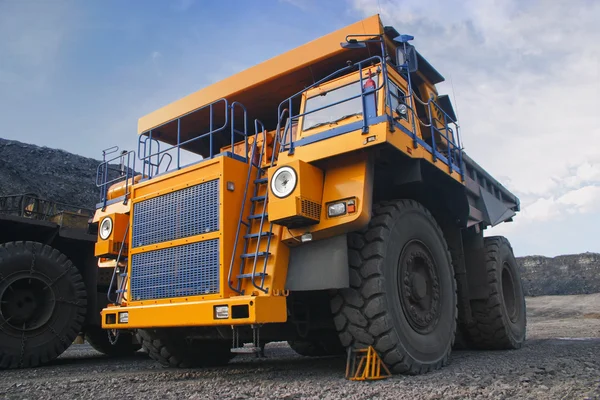 Een Foto Van Een Grote Gele Mijnbouw Vrachtwagen Bij Worksite Stockafbeelding