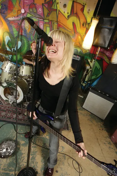 Жінка бас-гітаристка кричить — стокове фото