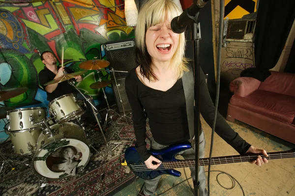 Kobieta basista krzyczeć — Zdjęcie stockowe
