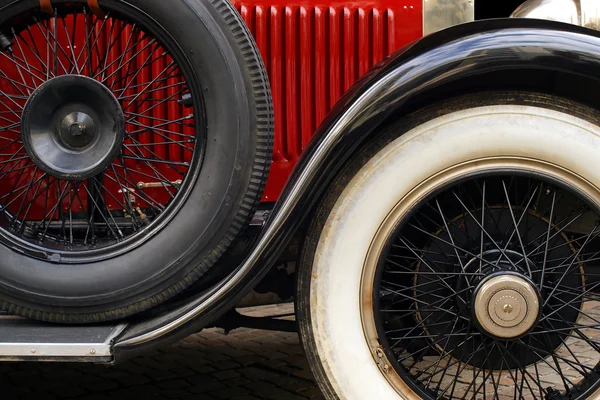 Garde-boue et roues de voiture antique — Photo